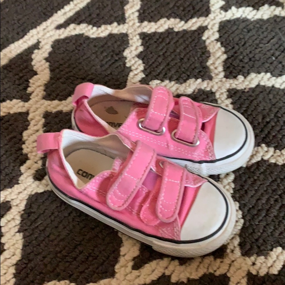 Toddler pink converse